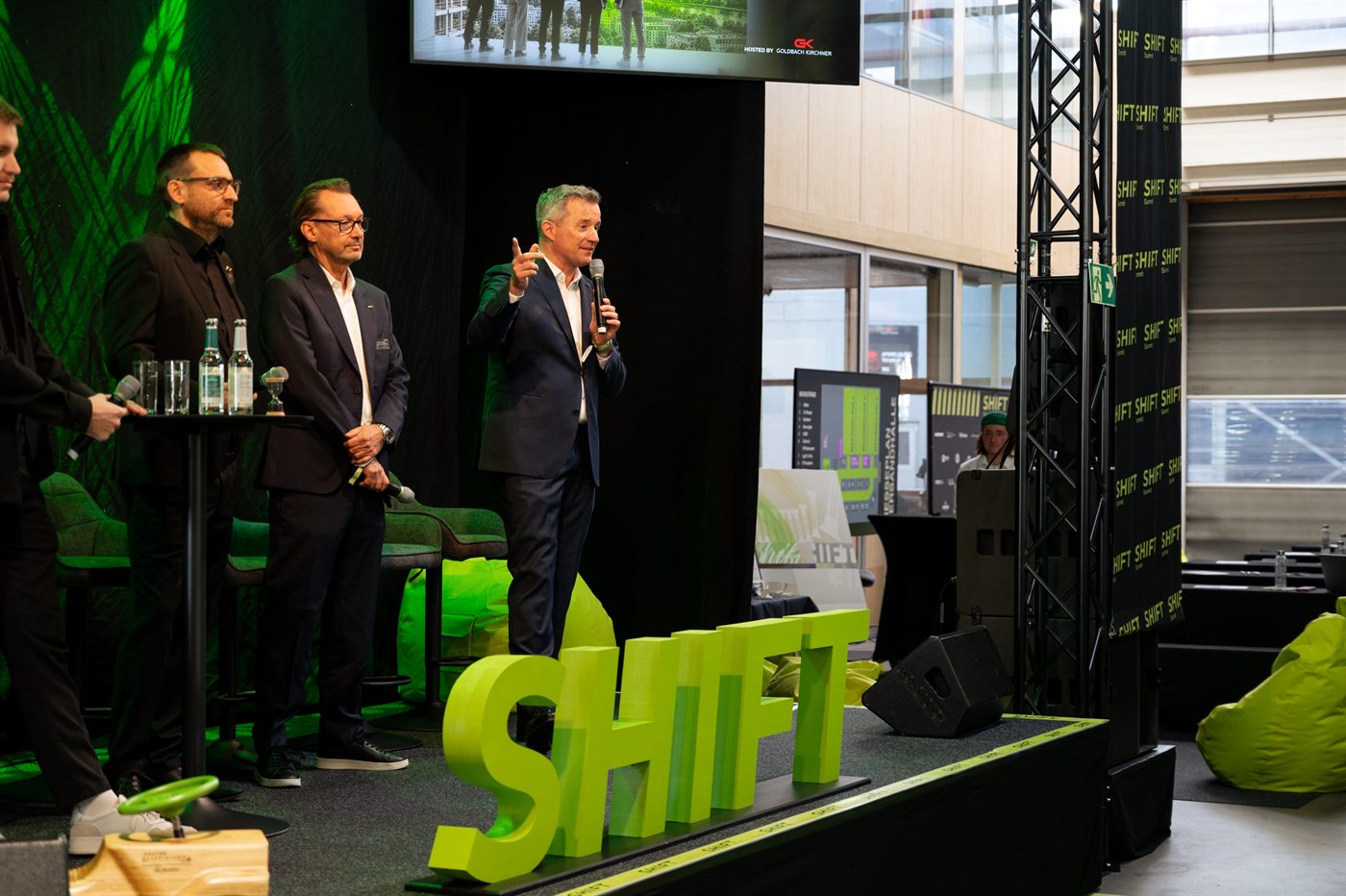 Keynote auf der Bühne des SHIFT Summit 2026 mit großen grünen SHIFT-Lettern