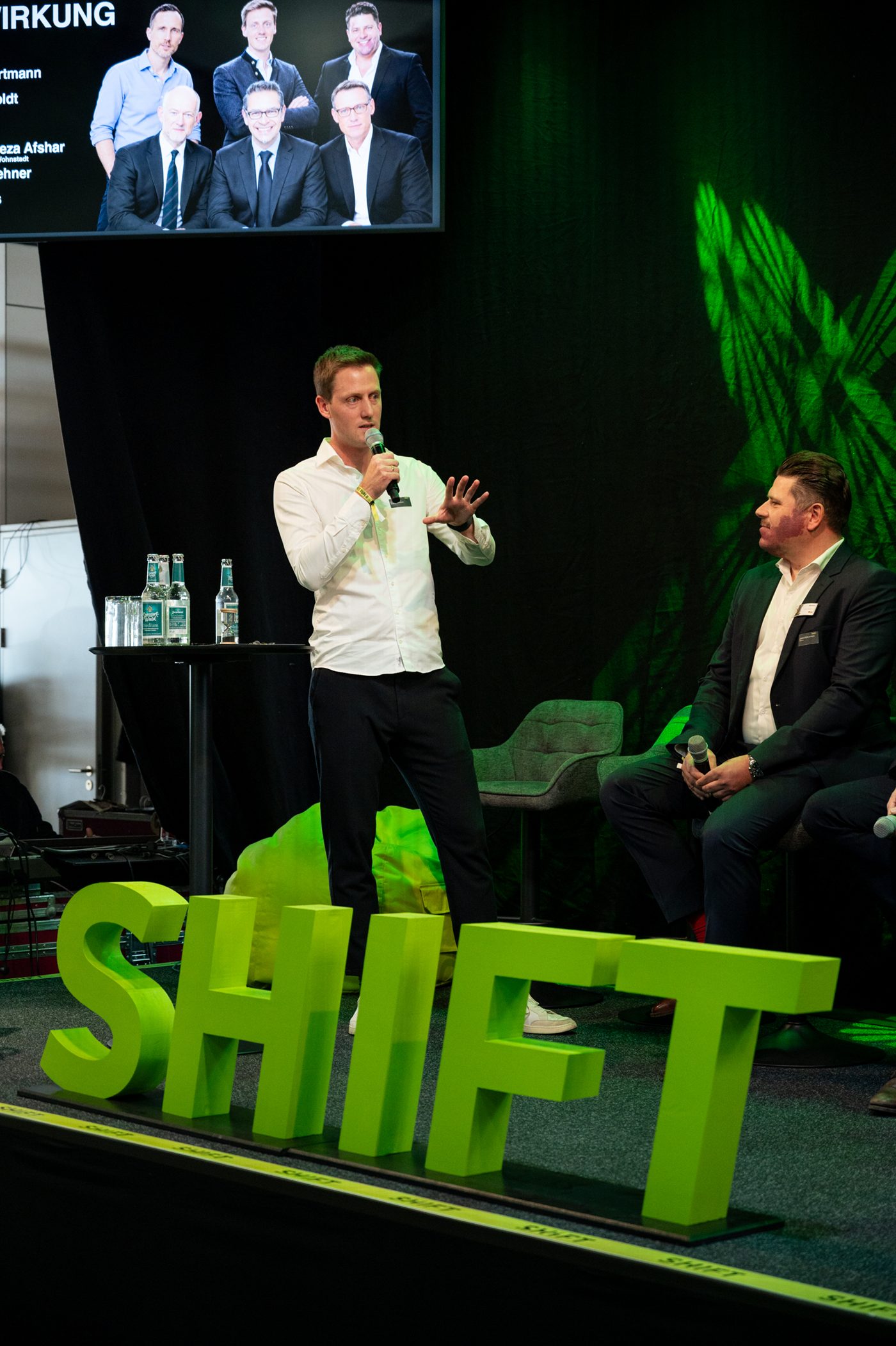 Paneldiskussion auf der Bühne des SHIFT Summit 2026